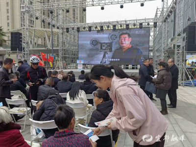 宪法宣传进广场，法治自然入人心