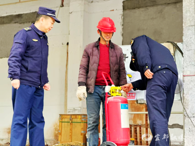 专项监管，让店招动火不“惹火”