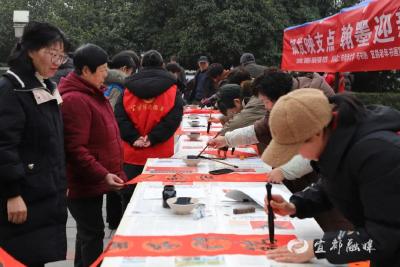 【网络中国节·春节】墨香满陆城 福字送万家