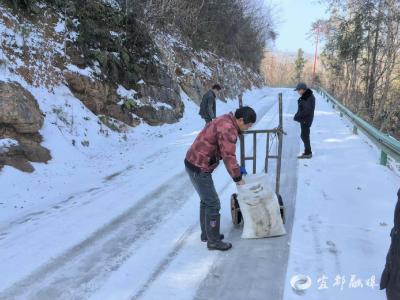 一条信息+一袋盐，串联起南冲村的除雪“接力”