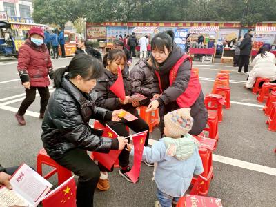 “莲心”搭台 普法同行