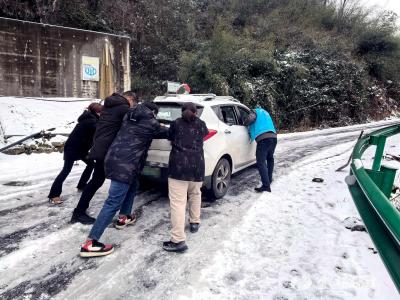 冰路困车 干群解围