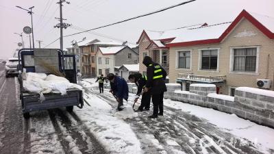 冰雪当道不用愁 干部除雪暖心头