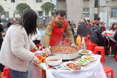 格子香飘家门口 邻里情暖新春年
