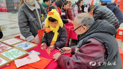 【荆楚网】红纸裁春承非遗 法治融俗暖峡江