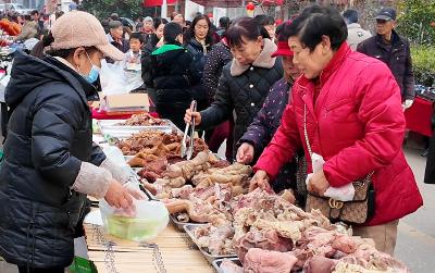 松木坪镇举办年货赶集活动