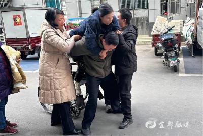 暖心一背显温情