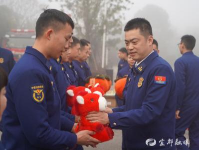 【网络中国节·春节】趣味、协作、欢乐：消防队员卸下疲惫，喜迎新春
