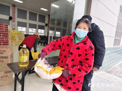 汇丰纸业为周家河村880余户村民送上新春礼