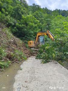绿竹溪村：快速抢修塌方路段保村民安全通行