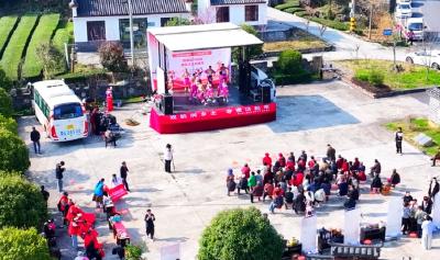 3月13日，潘家湾土家族乡开展非遗集市暨送戏下乡活动