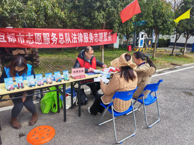 普法“小摊”，守护“她”权益