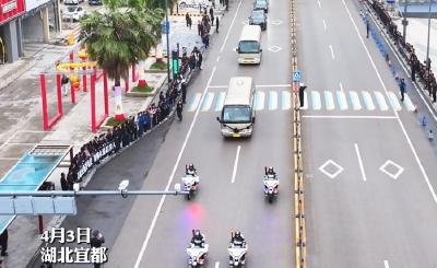 无声致敬 送别英雄！宜都市民自发前来迎送邓勇烈士魂归故里