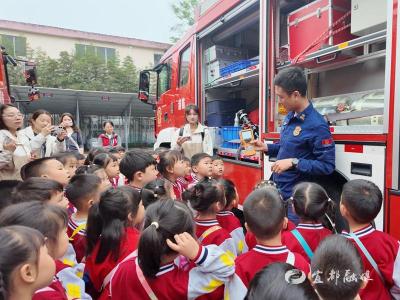 百余名萌娃零距离探秘“火焰蓝”