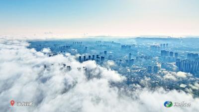 雨后初霁，云雾漫江城
