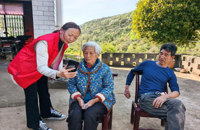 这支小分队的乡间行走，暖了四十余颗银发心