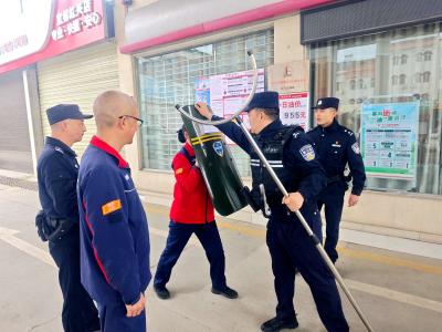 反恐防暴不松懈 加油站里练“硬功”