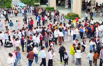 宜都创新实验学校开展春日阅读奇趣集市活动