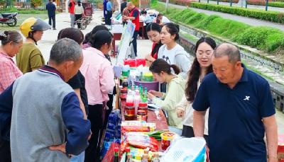 废旧品变生活用品！5月29日，高坝洲镇开展环保积分集中兑换活动