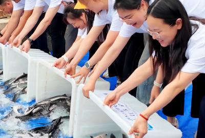 2600尾中华鲟“回归”长江！5月12日，宜都绿色智能船舶产业园举行中华鲟增殖放流公益行动