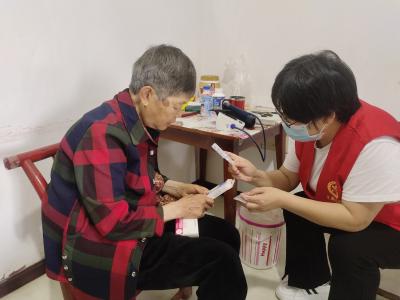 敲门送“医”，守护晚年健康
