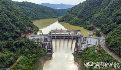 【湖北日报】长江支流渔洋河水位上涨 宜都熊渡大坝六孔全开泄洪