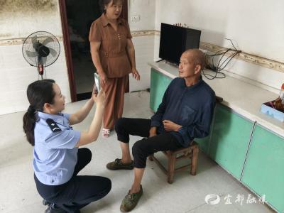 老人行动不便，民辅警上门帮办证