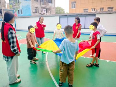 袋鼠跳、彩虹伞……特校操场上的这堂“趣味课”很暖心