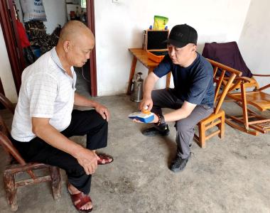高温下，一群“水管家”正在翻山越岭……