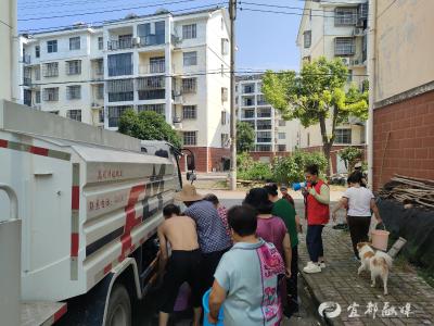 水管断裂致停水 暖心送水解民忧