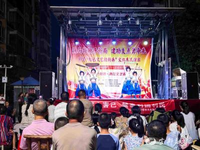 文艺惠民进小区 夏夜演出送清凉