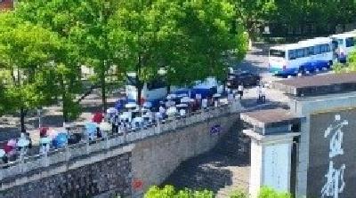 7月10日，市人社局联合东阳光开展入职高校毕业生城市沉浸式体验活动