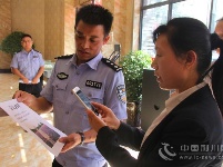 利川警方出动百余警力搜寻失联老人