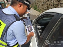 利川警方出动百余警力搜寻失联老人