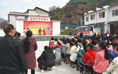 “戏曲进乡村惠民演出”走进建南镇