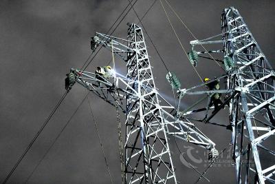 国网利川供电公司整改“三跨”线路安全隐患