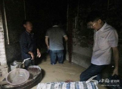 县领导刘勇带领14个单位驰援二道桥社区防洪救灾