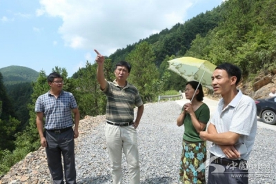  “以红色为底色以绿色为主色发展店子坪旅游业”