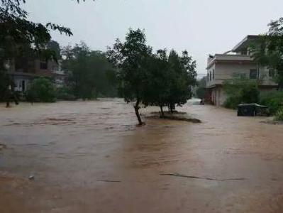 红岩寺镇318国道“脚踏水”路段突发大水