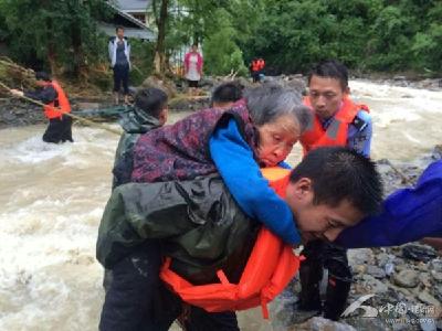 揪心！27岁小伙抢险时坠入河中险些被洪水卷走