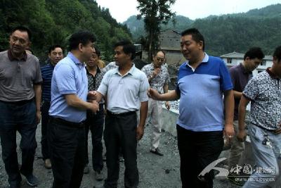 省水利厅副厅长冯仲凯表示竭力支持建始防汛救灾