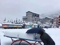 大雪致建始干线公路受损，车辆请观察通行