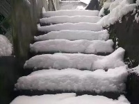 大雪致建始干线公路受损，车辆请观察通行