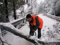 大雪致建始干线公路受损，车辆请观察通行