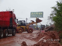 大雪致建始干线公路受损，车辆请观察通行