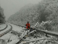 大雪致建始干线公路受损，车辆请观察通行