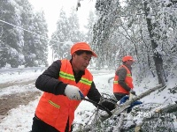 大雪致建始干线公路受损，车辆请观察通行