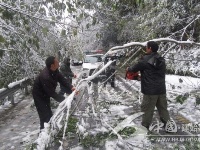 大雪致建始干线公路受损，车辆请观察通行