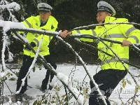 大雪致建始干线公路受损，车辆请观察通行