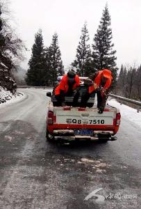 扫雪除冰 县公路局为春运保驾护航